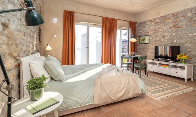 Cressa Apartment | Quiet Studio Apartment with Garden in Farmhouse