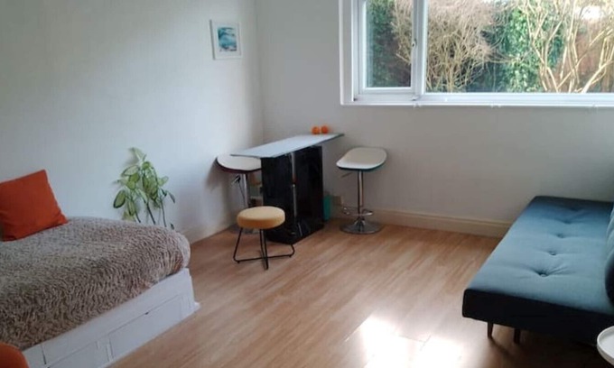 Liverpool Apartment | Quiet studio in a leafy place.