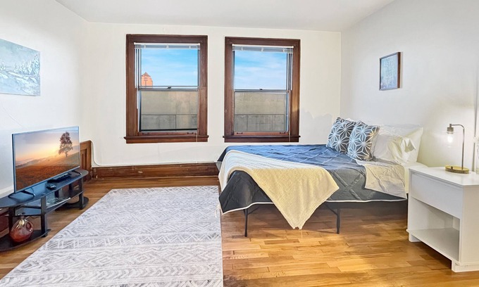 Downtown Des Moines Apartment | Quiet Studio on Grand Ave - Heart of Downtown