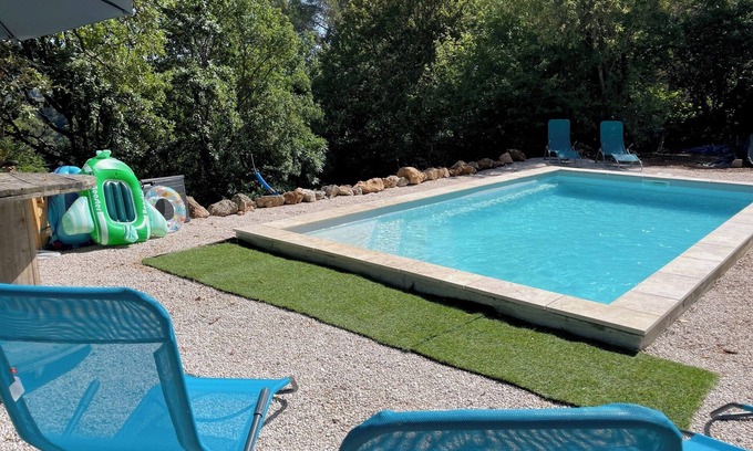 Auriol Apartment | Quiet studio with pool and large outdoor area
