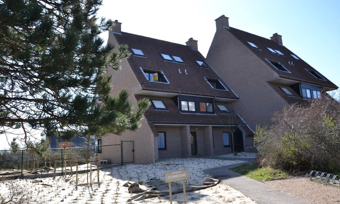 De Panne Apartment | Quiet sunny apartment with terrace + parking space