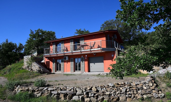 Dolcedo House | Quiet vacation home with 3 bedrooms for 6 people. WLAN. Climate. Very clean.