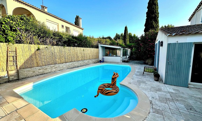 La Garde Villa | Quiet villa 10 minutes walk from the beach and close to town!