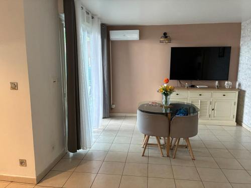 Saint-Paul Apartment | Quiet, Zen garden 5 min to airport ocean view