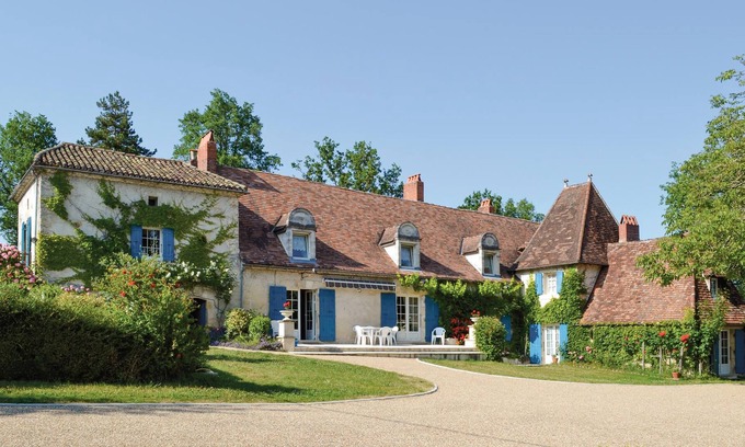 Le Change House | Quietly located in the Auvézère river valley, this elegant vacation property welcomes you on a 1 hec