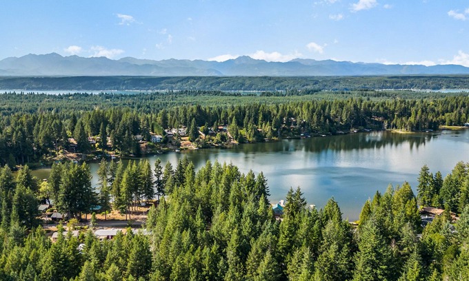 Belfair House | Quintessential cozy Lakehouse! Dogs-OK, Hot tub, Private Beach, Dock, Fireplace
