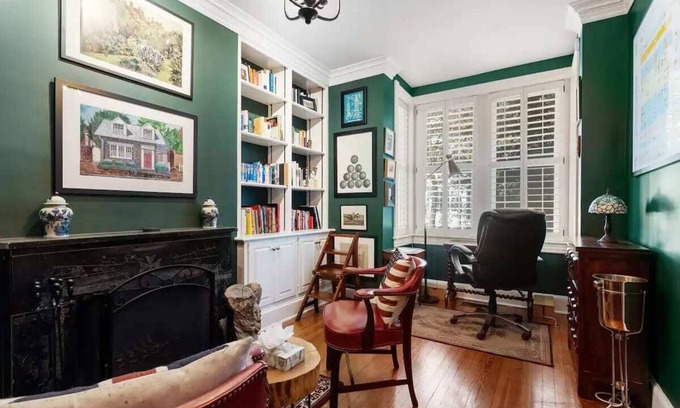 Georgetown House | Quintessential Georgetown Homestay / Wisconsin Ave