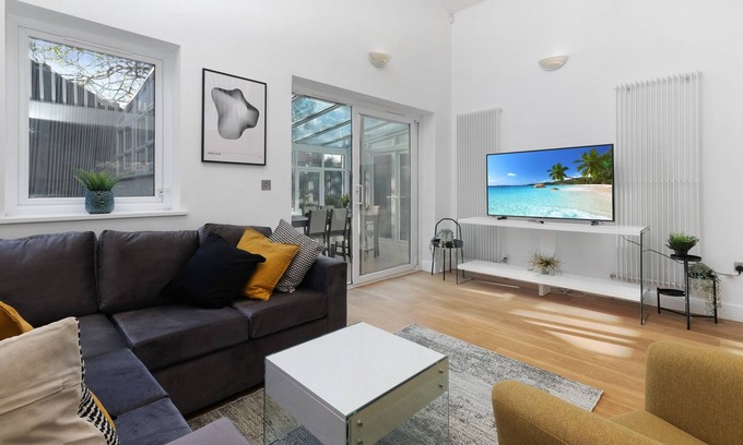 Edgware Cottage | Quirky 3 Bedroom 2 Bathroom Cottage with parking- Edgeware