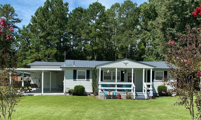 Summerton House | Quirky, cozy lake house!