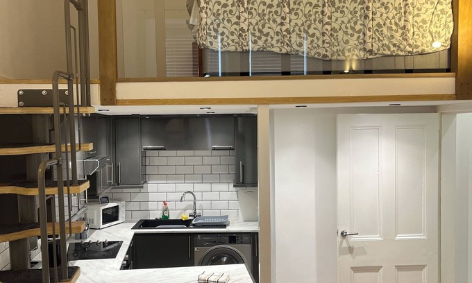 Gifford Apartment | Quirky flat beside Holyrood Park and Arthur’s Seat