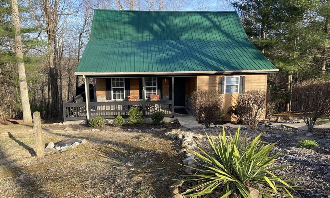 Sloans Valley Cabin | Quite Cabin in Lake Cumberland Resort Burnside, KY. Screened Porches & Hot Tub