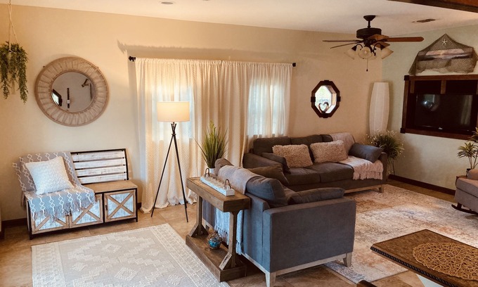Long Beach Cottage | *Quite & Cozy Romantic Beach Gateway for 2. Walk to the Beach, 4 mins to D-Town*