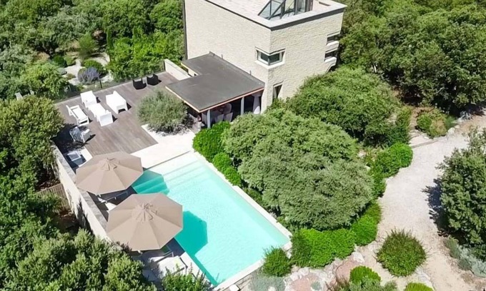Venasque Villa | R 5041 Villa Arabella with Table Tennis, Dining Facilities & Microwave.