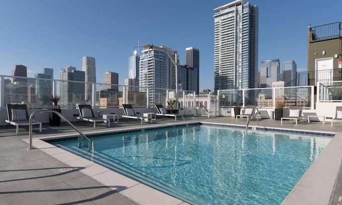 Historic Core Apartment | R-Glam Chic Condo-City Views-Rooftop Pool & Spa