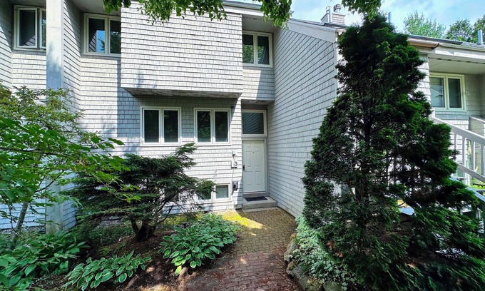 Bretton Woods House | R3 Renovated Bretton Woods Slopeside townhome in the heart of the White Mountains