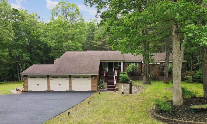 Saratoga Springs House | Racetrack Getaway!