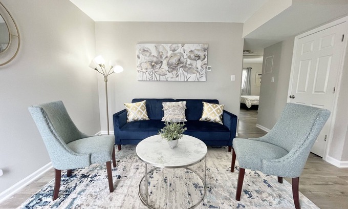 Durham Apartment | ★Rad Retreat ★ King Bed ★ Duke ★ Long Term Stays★
