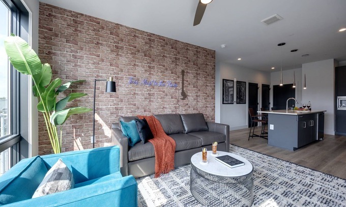 Midtown House | Radio Stars - Odyssey - Pool & Gym
