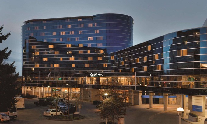 Golden Village Hotel | Radisson Hotel Vancouver Airport