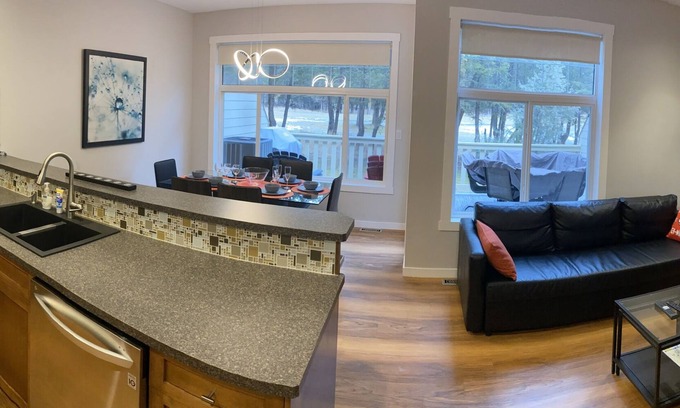 East Kootenay House | Radium Escape At Eagle Crest Villas