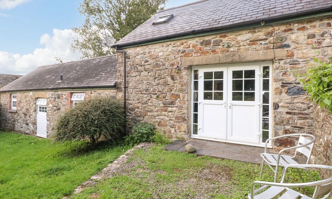 Llys Y Fran Cottage | RAFTERS COTTAGE, pet friendly, with pool in Maenclochog