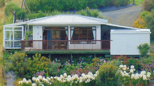Raglan Villa | Raglan's Tranquil Garden Retreat - Moa Stone Lodge