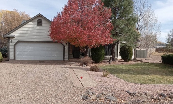 Pinetop-Lakeside House | Rainbow Lake home in gated community w/boats, hot tub, and private lake access