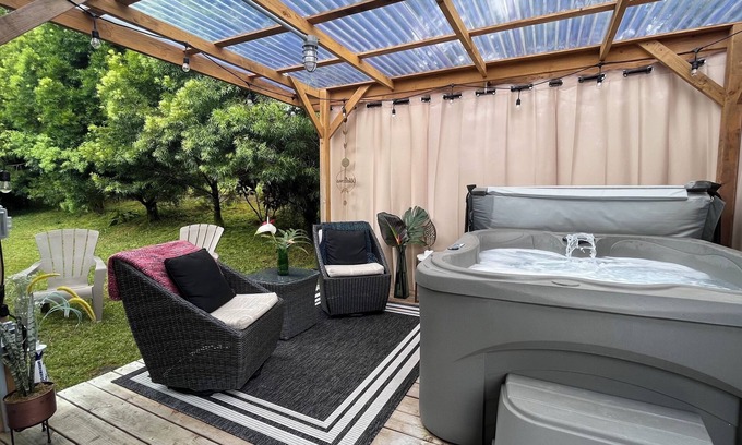 Royal Hawaiian Estates House | Rainforest Art House w/Hot Tub,5 Min to Volcanoes Natl Park 4bdrm 2ba sleeps 8