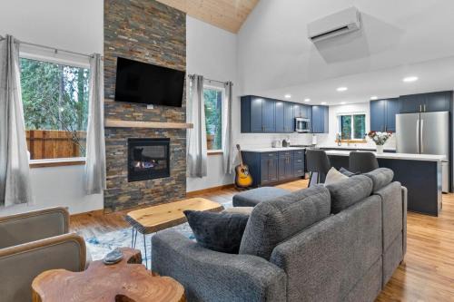 Ashford House | Rainier's Newest Luxury Chalet with Hot Tub-AC-WiFi