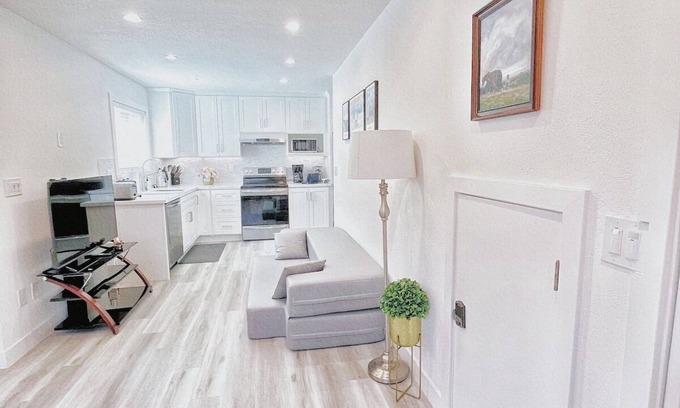 St. Leo's House | RainierADU · Spacious CRTL San Jose 1B w/crib free street prkg
