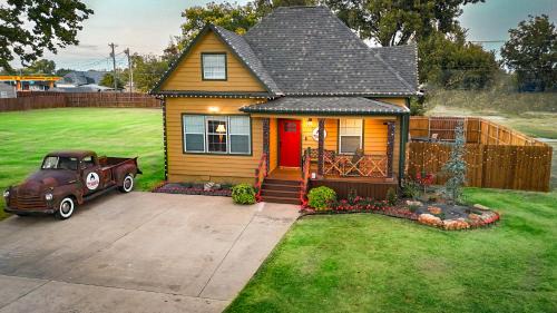 Chickasha House | Ralphie's House Chickasha - Fiber WIFI - 4 Bedroom!