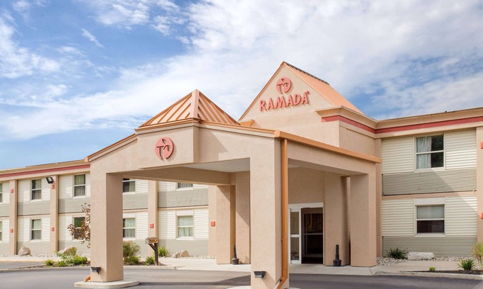 Angola Hotel | Ramada by Wyndham Angola/Fremont Area