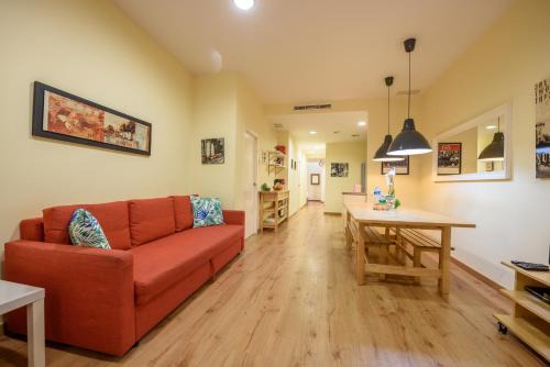 El Poble-sec Apartment | RamblasRentals Chic & Spacious Flat Pool Table 15M Ramblas - Parking - Wifi