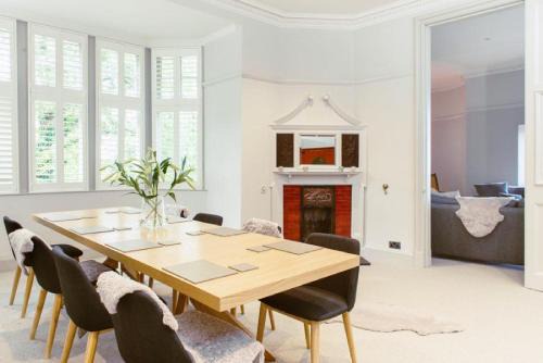 Old Town Apartment | Ramsay Gardens - Grand 4-Bedroom Apartment Next To Castle