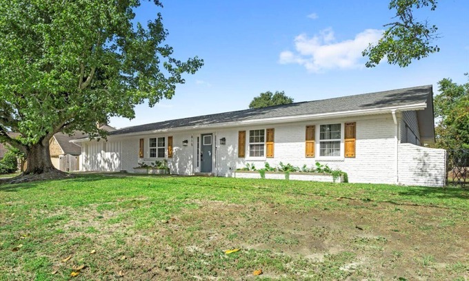 Gulfport House | Ranch Home Gem 5BR Home Sleeps 12 with Game Room