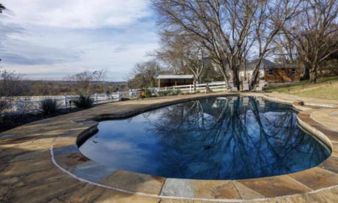 Fort Worth House | Ranch Style House on 3 acres w/pool and hot tub