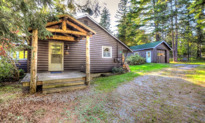 Rangeley House | 🐾Rangeley Manor 107 | Cute Pet Friendly Cabin with Shared Water Access on Rangeley Lake