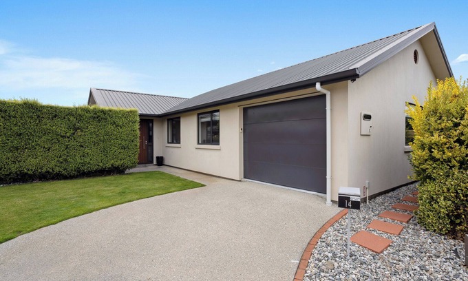 Alexandra House | Rangi Marie - Alexandra Holiday Home