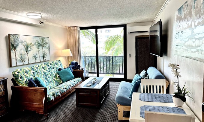 Diamond Head - Kapahulu - St. Louis Condo | Rare 1 Bedroom Condo in at the Heart of Waikiki 2 blocks from the beach