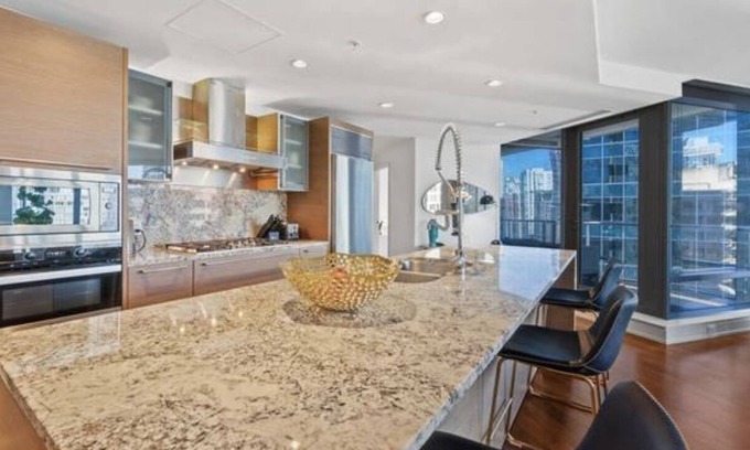 Coal Harbour Apartment | RARE,BEAUTIFUL , ONE OF A KIND LUXURY UNIT @SHANGRI-LA