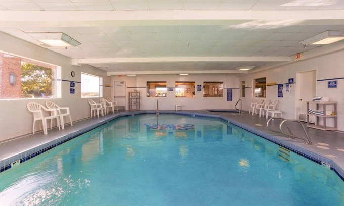 Warrenton Hotel | RARE FIND! COMFY UNIT FOR 4, SAUNA, POOL AND GYM
