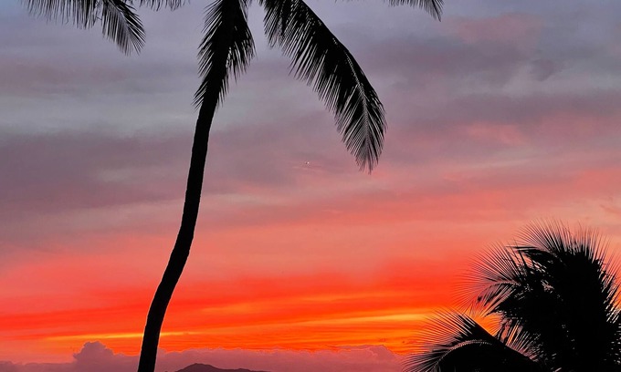 Portlock House | RARE find! Stunning Views! 3-BR house with pool, WiFi, AC in quiet Honolulu area