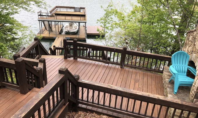 Morganton Cabin | Rare Gem on YEAR ROUND DEEP Water of Lake Blue Ridge!