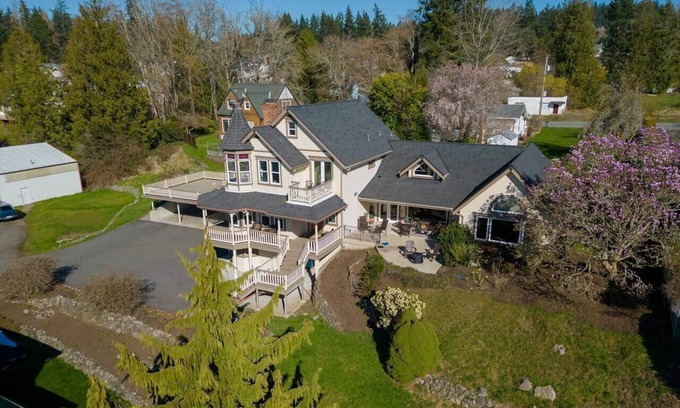 Tracyton House | Rare Victorian & Modern Luxury Getaway+Water Views