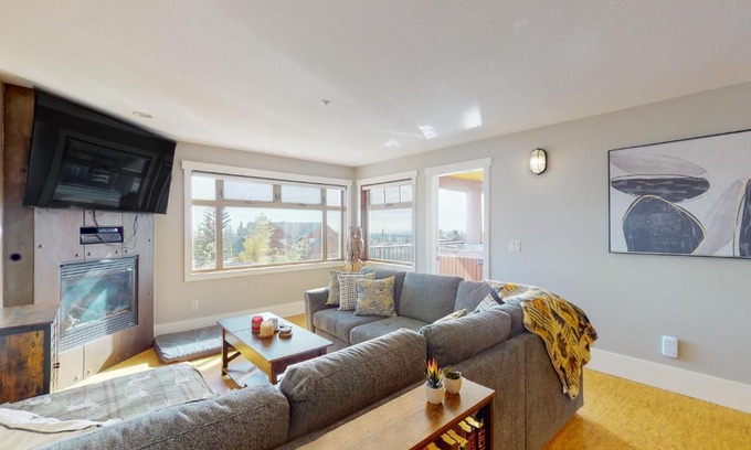 Big White Ski Resort Apartment | Raven 107