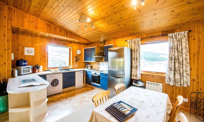 Crianlarich Ski Chalet | Raven Lodge with beautiful views of Loch Dochart