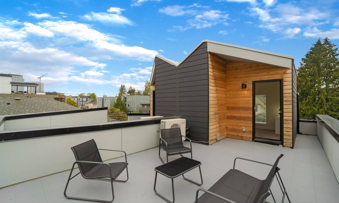 University District House | Ravenna City Charm: Rooftop + Close to UW