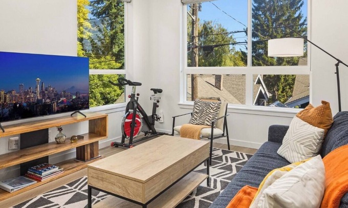 University District House | Ravenna Townhome near UVillage, UW, Lumen Field; Roof Top Deck city views