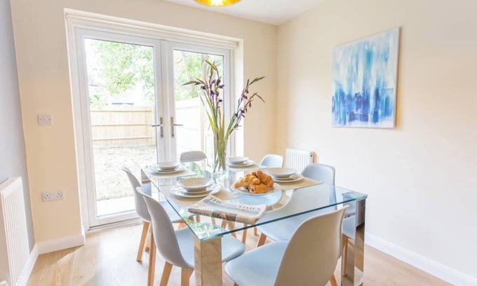 Headington Apartment | Razia Apts 2 (Piccadilly) | 3 Bed Ground Floor Apt