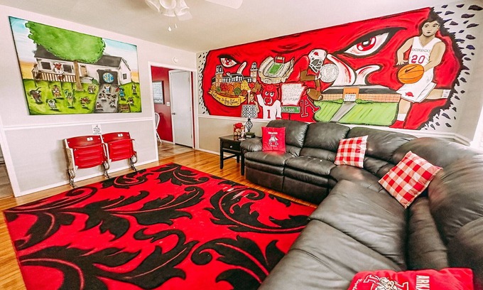 Fayetteville House | Razorback Wknds and BBBQ Still Available!